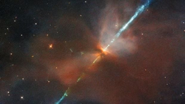 La 'espada' espacial que atraviesa un 'corazón' celestial, la nueva increíble imagen captada por el Hubble