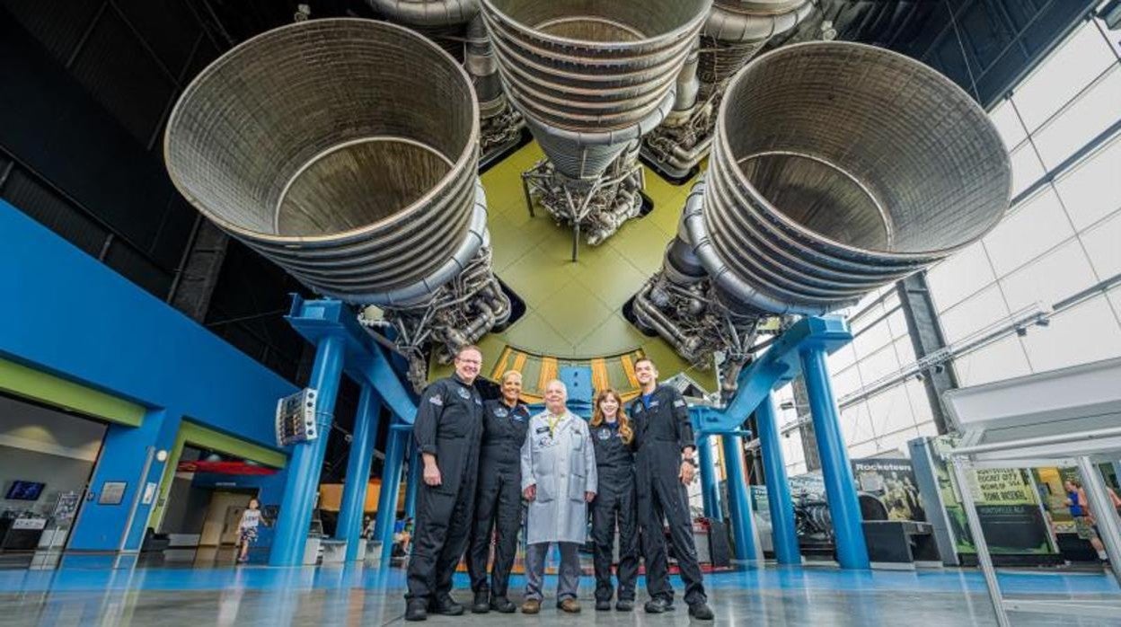 Chris Sembroski, Sian Proctor, Hayley Arceneaux y Jared Isaacman, posan con un técnico (C) en Huntsville, Alabama