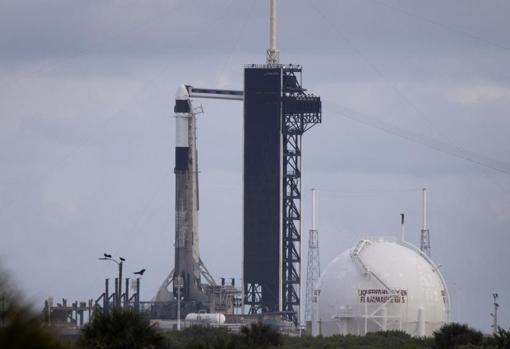 El cohete Falcon 9 y la cápsula Crew Dragon, en la plataforma de lanzamiento 39A en el Centro Espacial Kennedy de la NASA