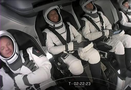 Los miembros de la tripulación Hayley Arceneaux, Jared Isaacman, Sian Proctor y Christopher Sembroski después de haber sido abrochados en sus asientos en la cápsula antes del lanzamiento