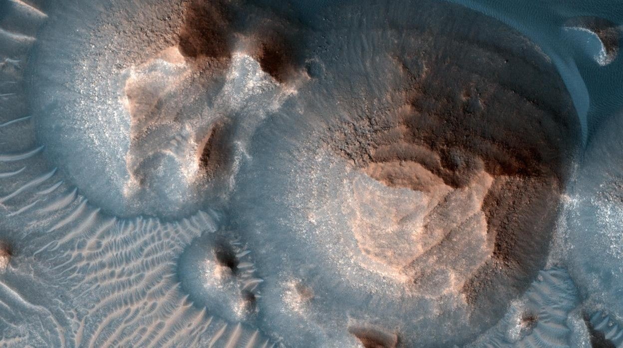 En la imagen, obtenida por el Mars Reconnaissance Orbiter, se aprecian varios cráteres en la región de Arabia Terra. Hasta hace poco se pensaba que eran cráteres de impacto y no calderas volcánicas