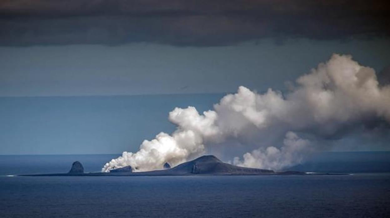 Imagen del Bogoslof durante una erupción en verano de 2017