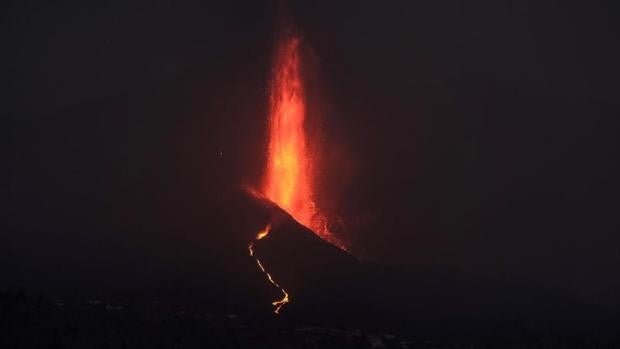 ¿De dónde sale la lava de un volcán?