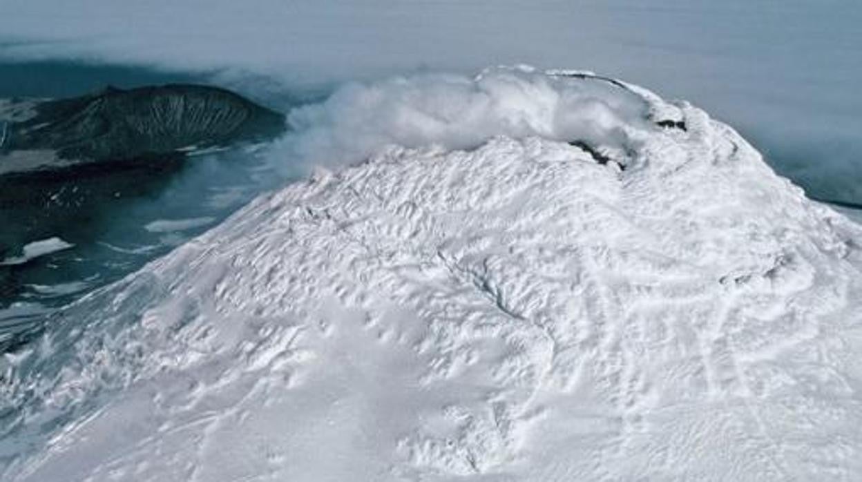 La cumbre del Monte Miguel, en la remota isla de Saunders, cubierta por nubes