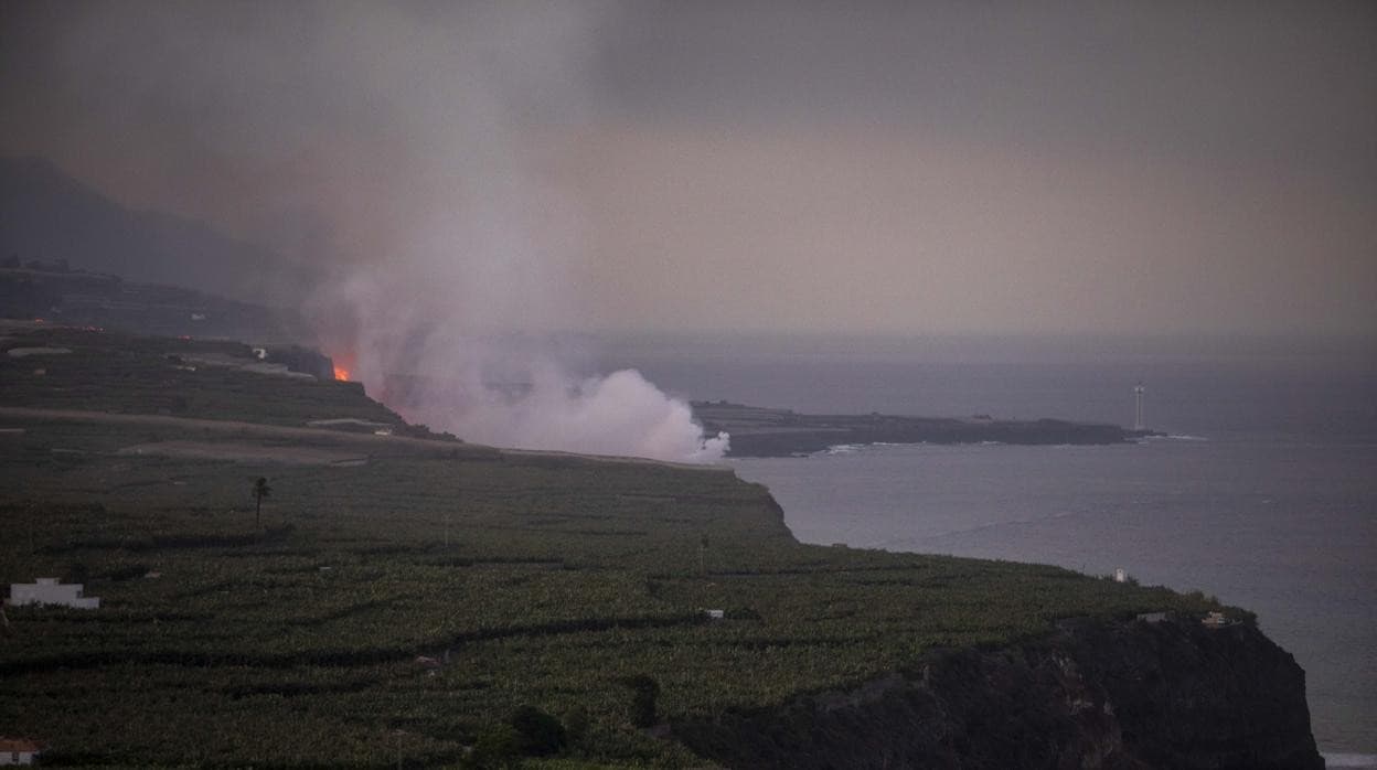 El volcán de La Palma comienza a formar un delta de lava tras su llegada al mar