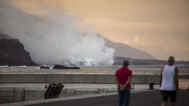 Los peligros del delta de lava en La Palma: colapso, explosiones y olas hirvientes