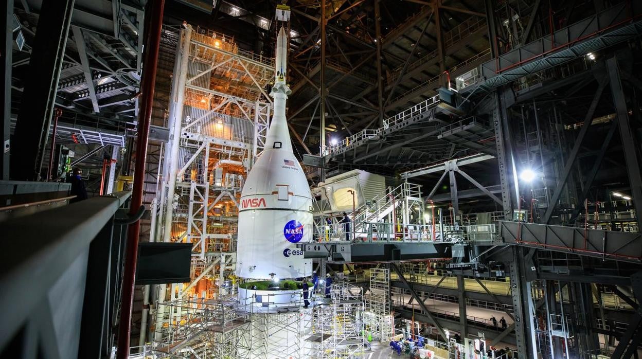 Vista de la nave Orión sobre el cohete SLS