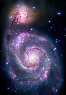 Una imagen compuesta de M51 con rayos X de Chandra y luz óptica del Telescopio Espacial Hubble de la NASA. Contiene una caja que marca la ubicación del posible planeta candidato