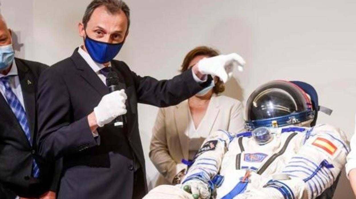 Pedro Duque junto a su traje espacial en el Palacio de la Ciencia, en Granada