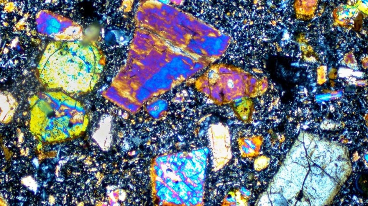 Microfotografía de lavas recolectadas en Panamá con firmas del manto de Galápagos, la prueba de que existe una conexión subterránea entre ambos puntos