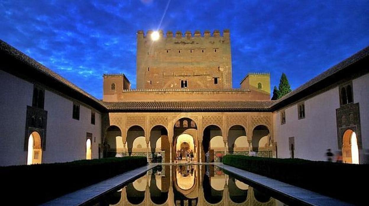 En 1238 los sultanes nazaríes empezaron a construir las edificaciones de la Alhambra