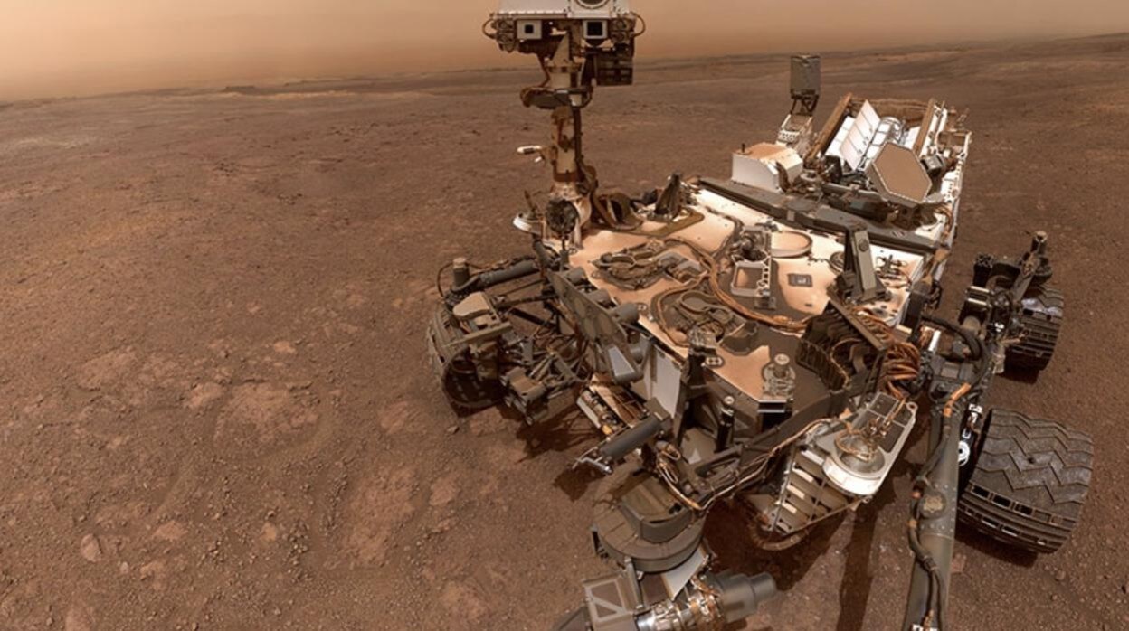 Un 'selfie' compuesto a base de 57 imágenes tomadas de sí mismo por el rover Curiosity, que lleva eb marte desde 2012