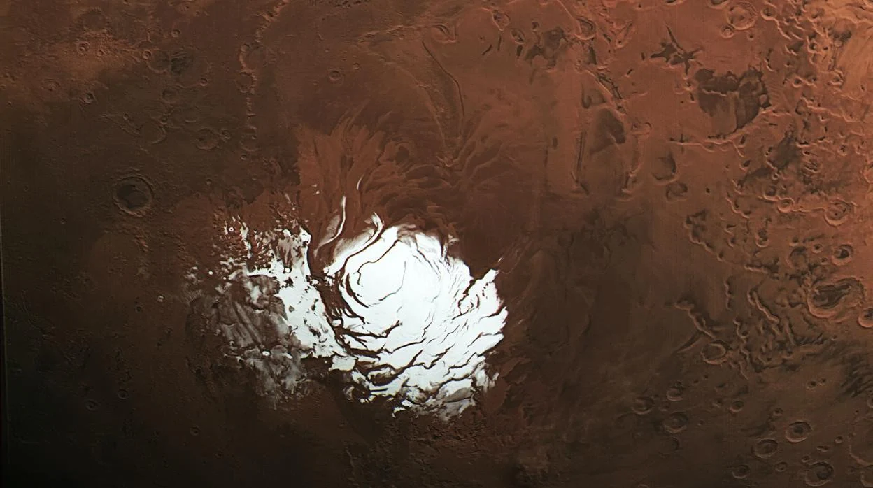 Una vista del polo sur de Marte. La investigación dirigida por la Universidad de Texas en Austin encontró que un descubrimiento de agua líquida en 2018 debajo del casquete polar sur del Planeta Rojo probablemente sea solo un reflejo de radar de la roca volcánica