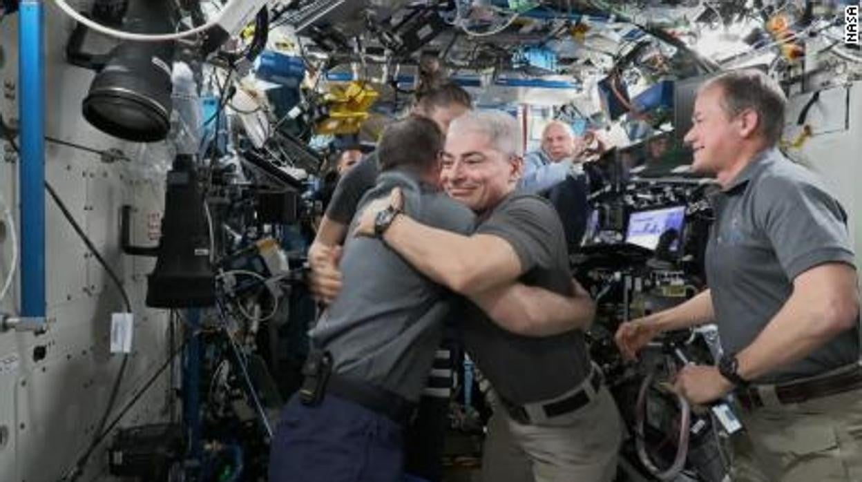 El cosmonauta ruso Anton Shkaplerov y el astronauta de la NASA Mark Vande Hei se abrazaron durante la ceremonia de cambio de mando