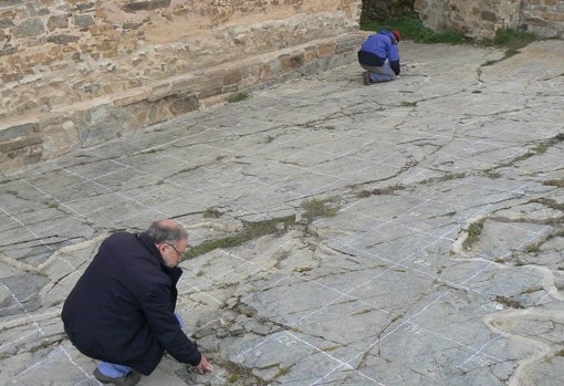 Dos de los investigadores trabajando en el yacimiento de Bretún (Soria)