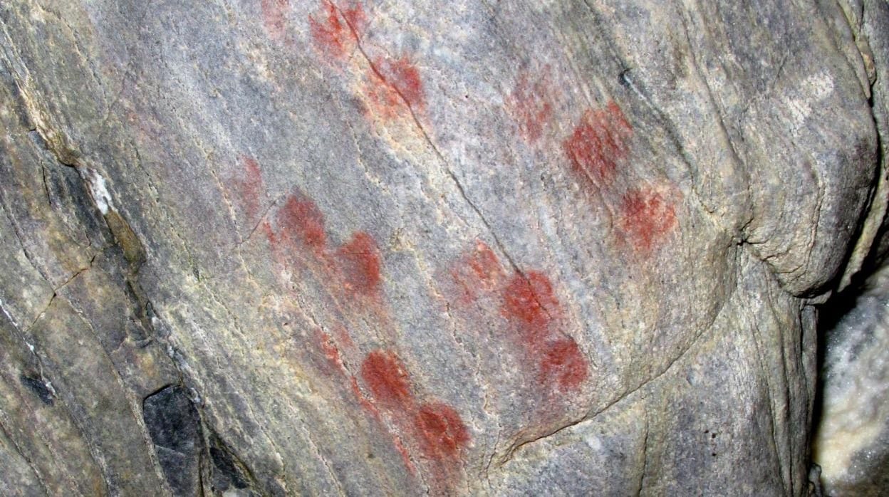 Puntuaciones en color rojo realizadas con las yemas de los dedos