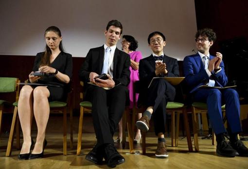 Maryna Viazovska, James Maynard, June Huh y Hugo Duminil-Copin, durante la ceremonia en Helsinki