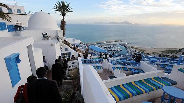 Vista desde uno de los cafés de Sidi Bou Said en Túnez, famoso por ser un destino habitual de parejas