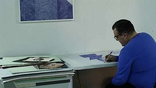 Toni Ramón dibuja en su mesa de Nave Oporto