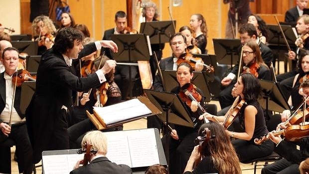 El director Ólver Díaz, durante un concierto