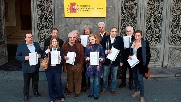 El grupo de autores, entre ellos Javier Reverte y Forges, que presentó la declaración en el Ministerio de Cultura