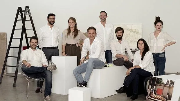 Enrique del Río (en el centro, sentado), con el resto del equipo de WeCollect.Club