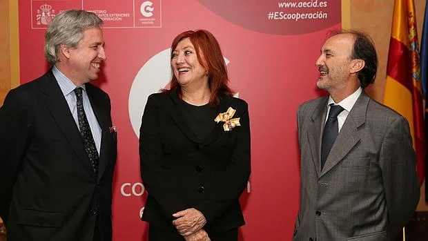 Beltrán Gambier, María Sheila Cremasci y Jesús M. García, tras la condecoración de la directora del Hay Festival
