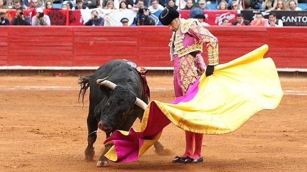 Alejandro Talavante lidia su primer toro durante la sexta corrida de la Temporada Grande en la Plaza de Toros México