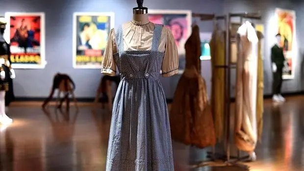 Vestido de Dorothy durante su exposición antes de la subasta
