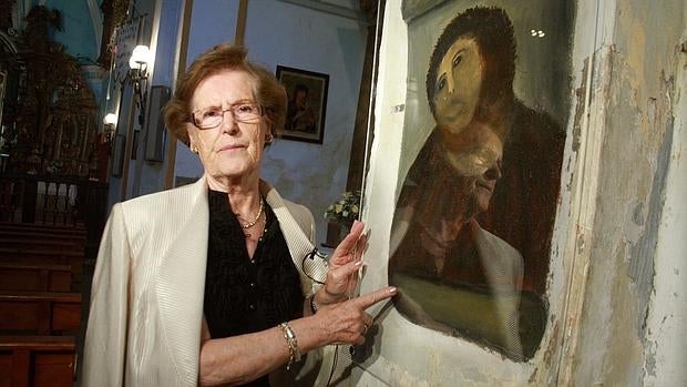 Cecilia Giménez, junto al famoso eccehomo de Borja que ella «restauró»