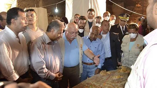 Francisco Martín Valentín y el ministro egipcio de Antigüedades, Mamduh al Damatim, entre otras personas, en el momento de la apertura del sarcófago