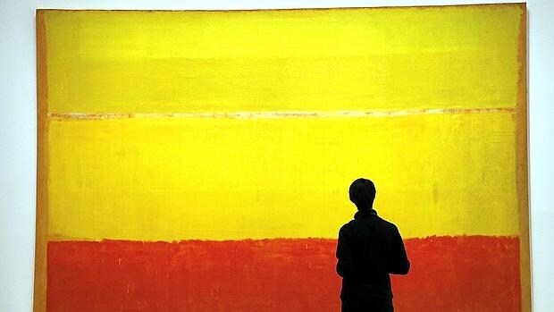 Un visitante observa el cuadro «Sin título» del artista Mark Rothko, que forma parte de la exposición permanente del museo que se inaugura hoy