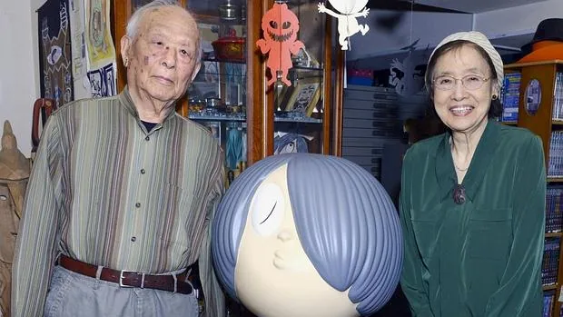 Shigeru Mizuki (izda) y su esposa posan con Kitaro, principal personaje de su serie «Gegege no Kitaro»