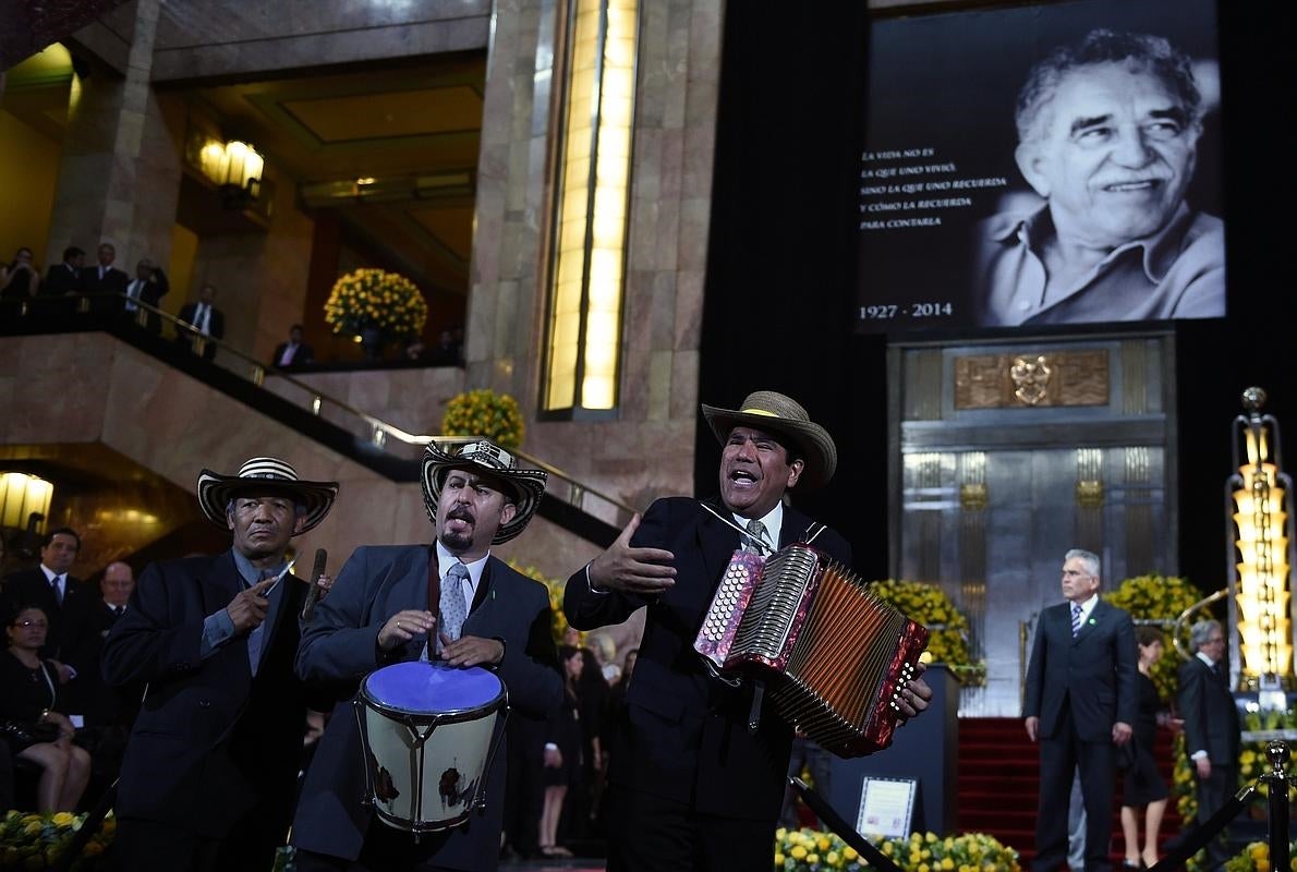 Tres músico interpretan un vallenato durante un homenaje a Gabriel García Márquez en abril de 2014