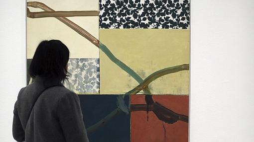 Una mujer ante una obra de Juan Giralt en el Reina Sofía