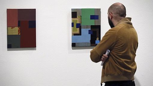 Un hombre admira dos obras de Juan Giralt