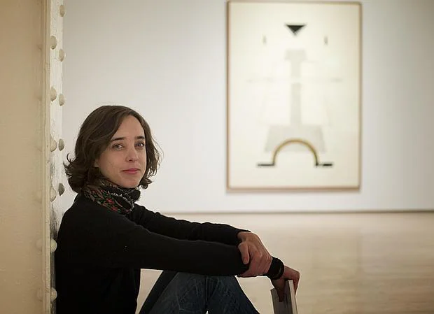 Elena Alonso, ayer en el Museo ABC junto a una de sus obras