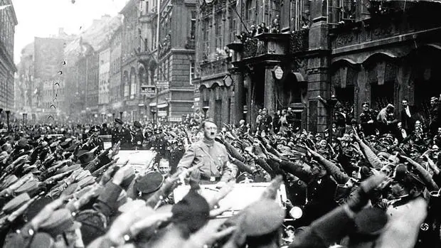 Hitler, durante un desfile en Munich