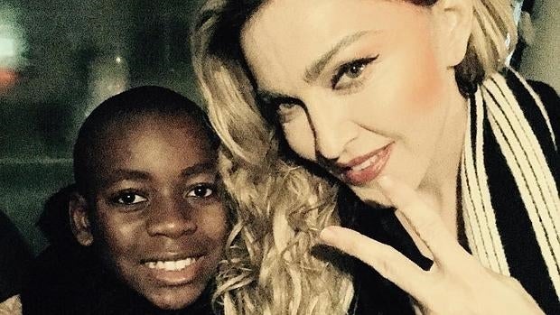 Madonna improvisa un concierto en París en homenaje a las víctimas de los atentados