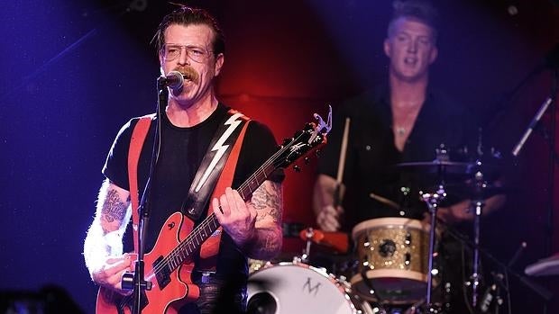 Jesse Hughes y Josh Homme, durante un concierto de Eagles of Death Metal en Los Ángeles