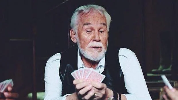 Kenny Rogers en mitad de una partidita de póker al son de «The Gambler»
