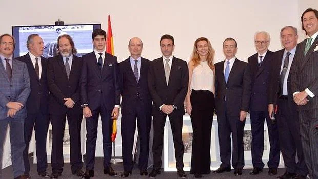 Enrique Ponce, con los premiados y miembros del jurado del premio taurino del Club Allard de Madrid