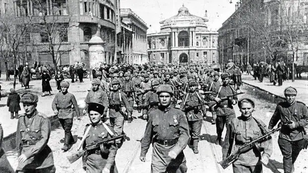 Desfile del Ejército Rojo en las calles de Stalingrado