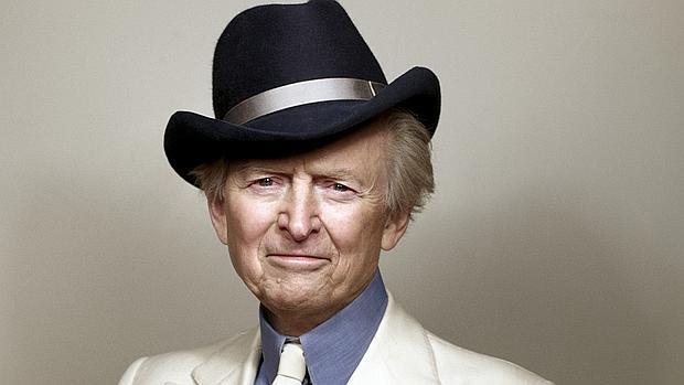 Tom Wolfe, con su seña de identidad: el traje blanco