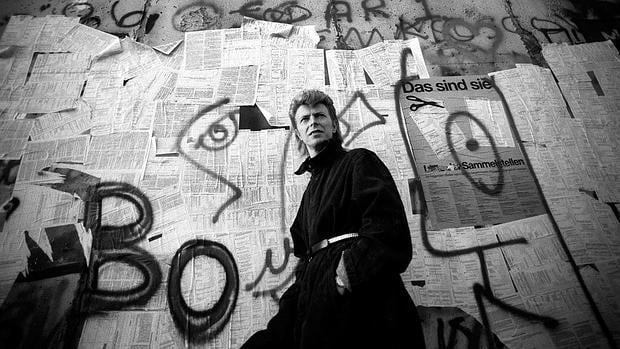 David Bowie junto al Muro de Berlín