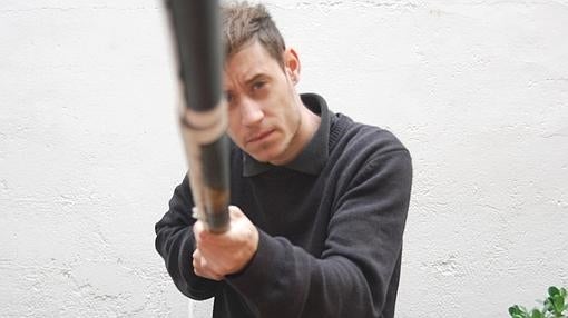 No es un palo de «selfie». Es la obra «Homenaje al error sostenida por su autor, Jan Monclús