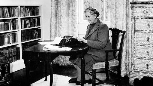 La célebre escritora Agatha Christie, en 1945