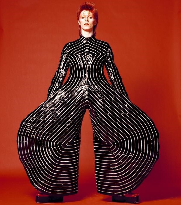 David Bowie, icono de moda, con un espectacular diseño de Kansai Yamamoto