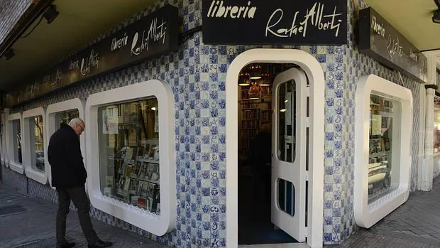 Exterior de la librería con sus originales azulejos dibujados por Rafael Alberti