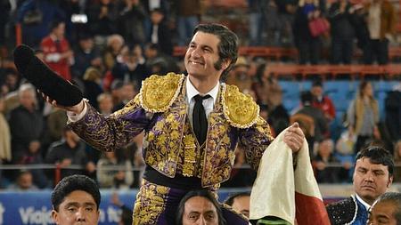 El sevillano, a hombros